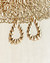 Brinco Dourado Formato J com Textura - CBBC02116