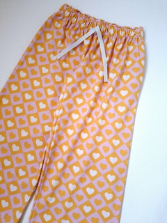 PANTALON ANCHO CORAZONES AMARILLO Y ROSA en internet
