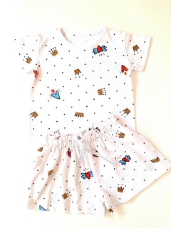 REMERA M/C CORONAS BLANCA en internet