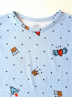 REMERA M/C CORONAS CELESTE - comprar online
