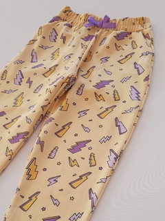 JOGGER AMARILLO RAYOS en internet