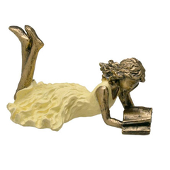 Escultura menina lendo livro decorativa - comprar online