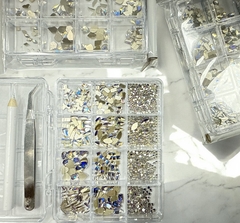 Piedras con organizar + pinza + lapiz