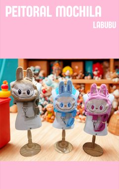 Imagem do Peitoral Mochilinha Labubu Caramelo