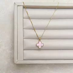 COLAR TREVO RESINADO ROSA PEROLADO