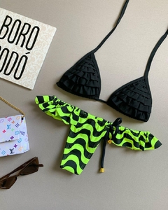 Biquíni babadinho com calcinha neon e fio dental na internet
