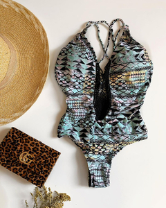 Maiô Feminino Fechado com Tiras Nas Costas e Com Bojo Decote Delicadamente Detalhado - Multmix