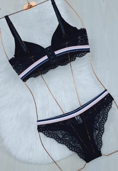 Conjunto Lingerie Feminina Sutiã com Bojo e Calcinha Rendada na internet
