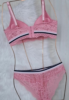 Conjunto Lingerie Feminina Sutiã com Bojo e Calcinha Rendada na internet