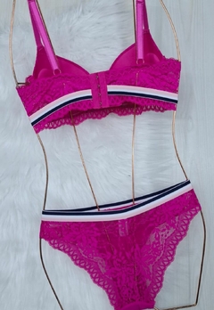 Imagem do Conjunto Lingerie Feminina Sutiã com Bojo e Calcinha Rendada