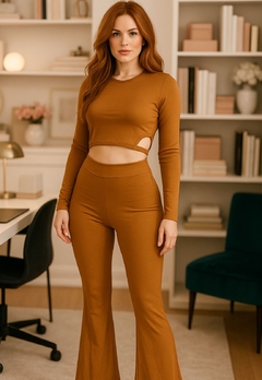 Conjunto Feminino Manga Longa Moderno com Recorte Lateral e Calça Flare de Cintura Alta - comprar online