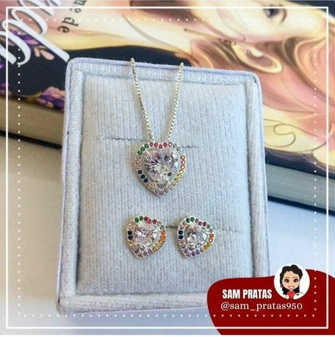 CONJUNTO CORAÇÃO COM MOLDURA CRAVEJADO COLORIDO