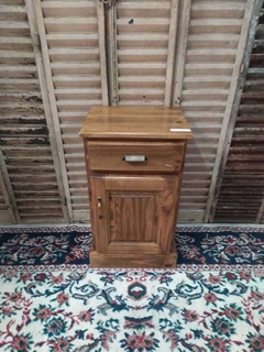 Mesa de luz Pino 40 (ancho) x 70 (alto) x 30 (prof) en internet