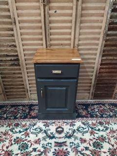 Mesa de luz Pino 40 (ancho) x 70 (alto) x 30 (prof)