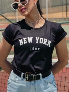 T-Shirt New York 199X - Preto (Alto Relevo)