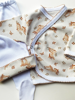 Ajuar de nacimiento con terminación en picot. Conjunto de 3 piezas: bata, rana y gorrito - comprar online