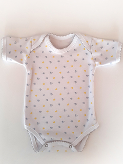 Body mangas cortas con terminación en picot - Lunitas de Colores. Regalos de Nacimiento. Ajuares de nacimiento. Regalos empresariales. Venta mayorista y minorista. Blanquería. Babyshower.  Envíos a todo el pais..