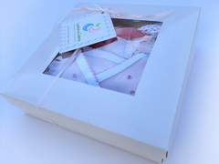 Set mini para bebé en caja de cartulina: bata, rana, gorro, mitones y portachupetes en internet