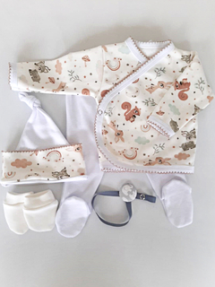 Set mini para bebé en caja de cartulina: bata, rana, gorro, mitones y portachupetes