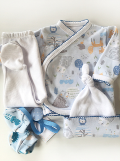 Set mini para bebé en caja de cartulina: bata, rana, gorro, mitones y portachupetes - Lunitas de Colores. Regalos de Nacimiento. Ajuares de nacimiento. Regalos empresariales. Venta mayorista y minorista. Blanquería. Babyshower.  Envíos a todo el pais..