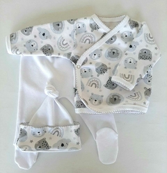 Ajuar de nacimiento con terminación en picot. Conjunto de 3 piezas: bata, rana y gorrito - comprar online