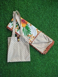 Canga florida acompanhada com bolsa para praia