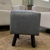 PUFE RETRO VELUDO TROIA CINZA - comprar online