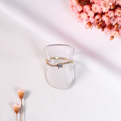 Anel Solitário com Zircônia e Mini Zircônias em Ouro 18k