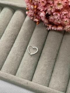 PIERCING TORÇÃO CORAÇÃO LATERAL ESQUERDA CRAVEJADO DE ZIRCÔNIAS PRATA 925 - comprar online