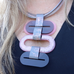 Collar acrílicos y PVC gris y rosa. - tienda online