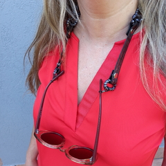 Porta anteojos y porta barbijo con cadenas de acrílico, combinado con cinta de PVC. Doble función