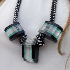 Collar Piezas armadas con acrílicos geométricos negros, verdes y transparentes, con soga fantasía negra y blanca.