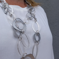 Collar Acrílicos combinados en la gama de gris y plata. - tienda online