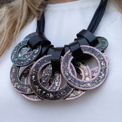Collar Argollas de Cuero Flex Metalizadas y cordones negros - tienda online