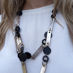 Collar tiritas y monedas de cuero flex negro y dorado