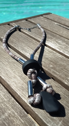 Collar CORDÓN fantasía gama de grises con apliques simil goma - comprar online
