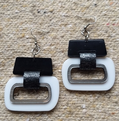 Conjunto de collar y aros de acrílicos y PVC blanco, negro y gris. - G/G Moda Gabriela Genzano