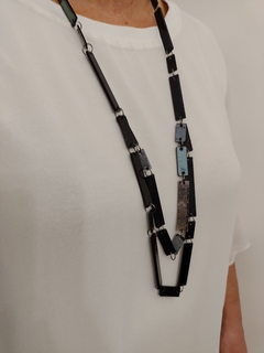 Collar tiritas de acrílicos y cuero flex negro y peltre metalizado. en internet