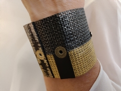 Pulsera PVC reversible. Negra y beige. Sublimada en dorado y cobre de un lado, y en plata del otro. - G/G Moda Gabriela Genzano