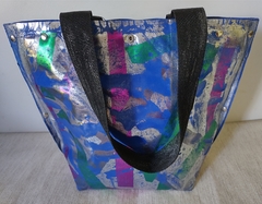 Cartera / Bolsito / Lunchera / Matera con neopren base azul, con doble diseño. De un lado plata, peltre y turquesa, y del otro plata, peltre, verde y fucsia. - comprar online