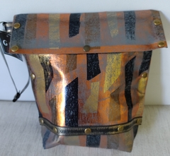 Estuche / Portacosmético, base gris sublimado en gama de cobres y negro. en internet