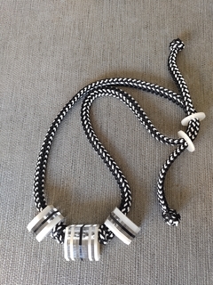 Collar Piezas armadas con acrílicos geométricos negros, blancos verdes y transparentes, con soga fantasía negra y blanca. - G/G Moda Gabriela Genzano