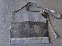 Cartera / Bandolera gris con bolsillo negro sublimado en plata.