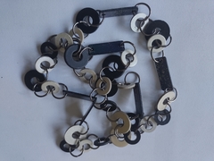 Collar tiritas y argollas de cuero flex negro y blanco - G/G Moda Gabriela Genzano