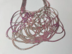 Collar PLANO PVC traslúcido. Reversible. Gama de verde, rosa, plata y oro, de un lado. Del otro, rosa, lila y plata.