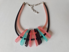Imagen de Collar acrílicos y PVC en negro, rosa y aqua