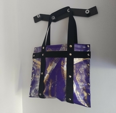Cartera / Bolso de PVC, violeta y negro, sublimado en plata y dorado - G/G Moda Gabriela Genzano