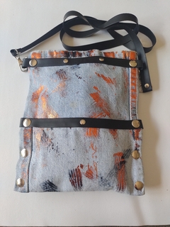 Bandolera / Porta celular de jean soblimada, con bolsillo y detalles de PVC negro