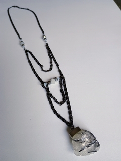 Collar piedra y cristales color plata, blanco y negro