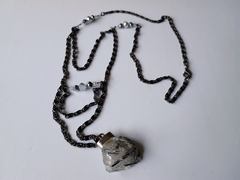 Collar piedra y cristales color plata, blanco y negro